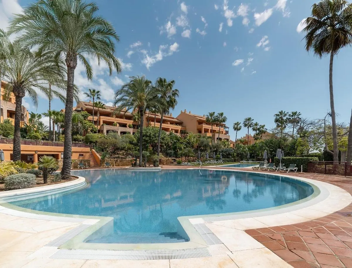 Apartment With A Garden Near The Sea In Gran Bahia De マルベーリャ